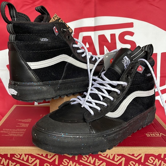 Vans Shoes - Vans WMNS Sk8-HI Mte-2
Glitter Black Glitter
VNOA5HZZUNM
Boots - sneakers